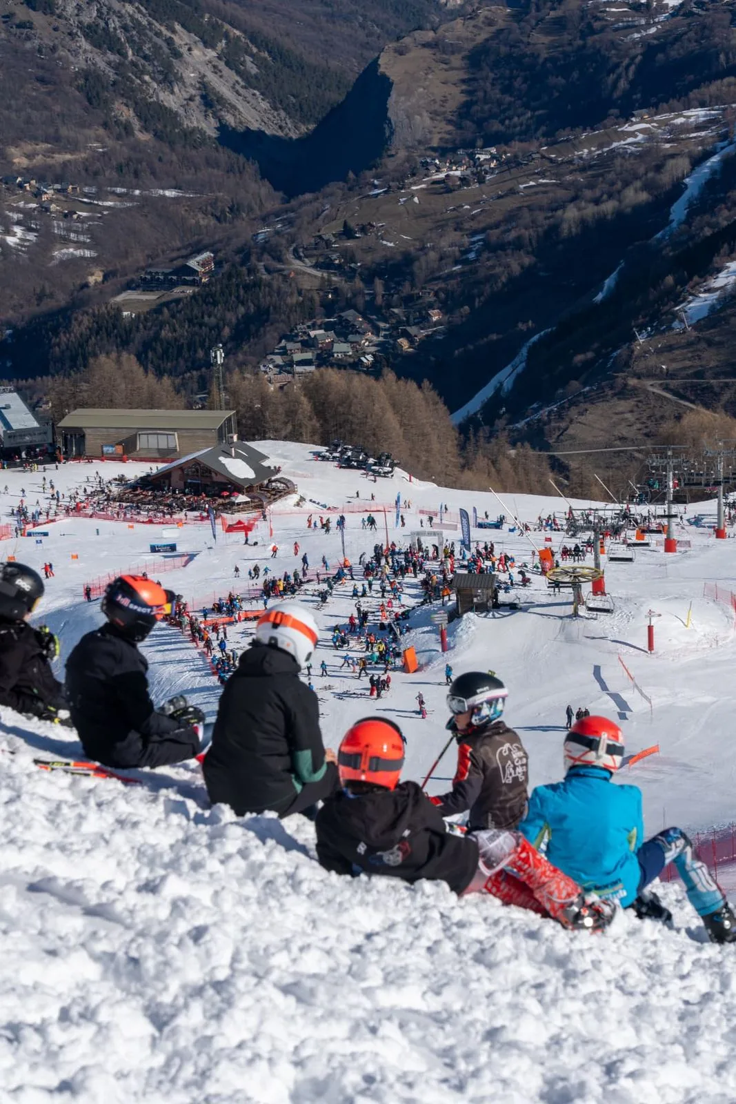 Spectateurs sur les pistes lors d'une compétition de ski