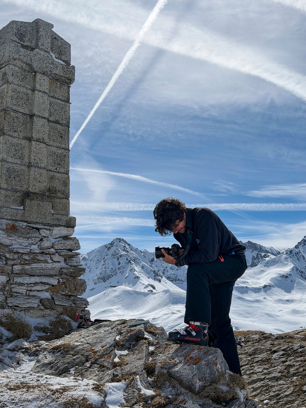 Raphaël Birotheau, appareil en main, en repérage photo au sommet
